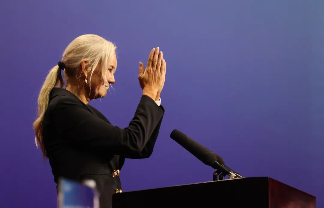 刘国梁给孙颖莎陈梦颁奖,刘国梁瓦尔德内尔杯