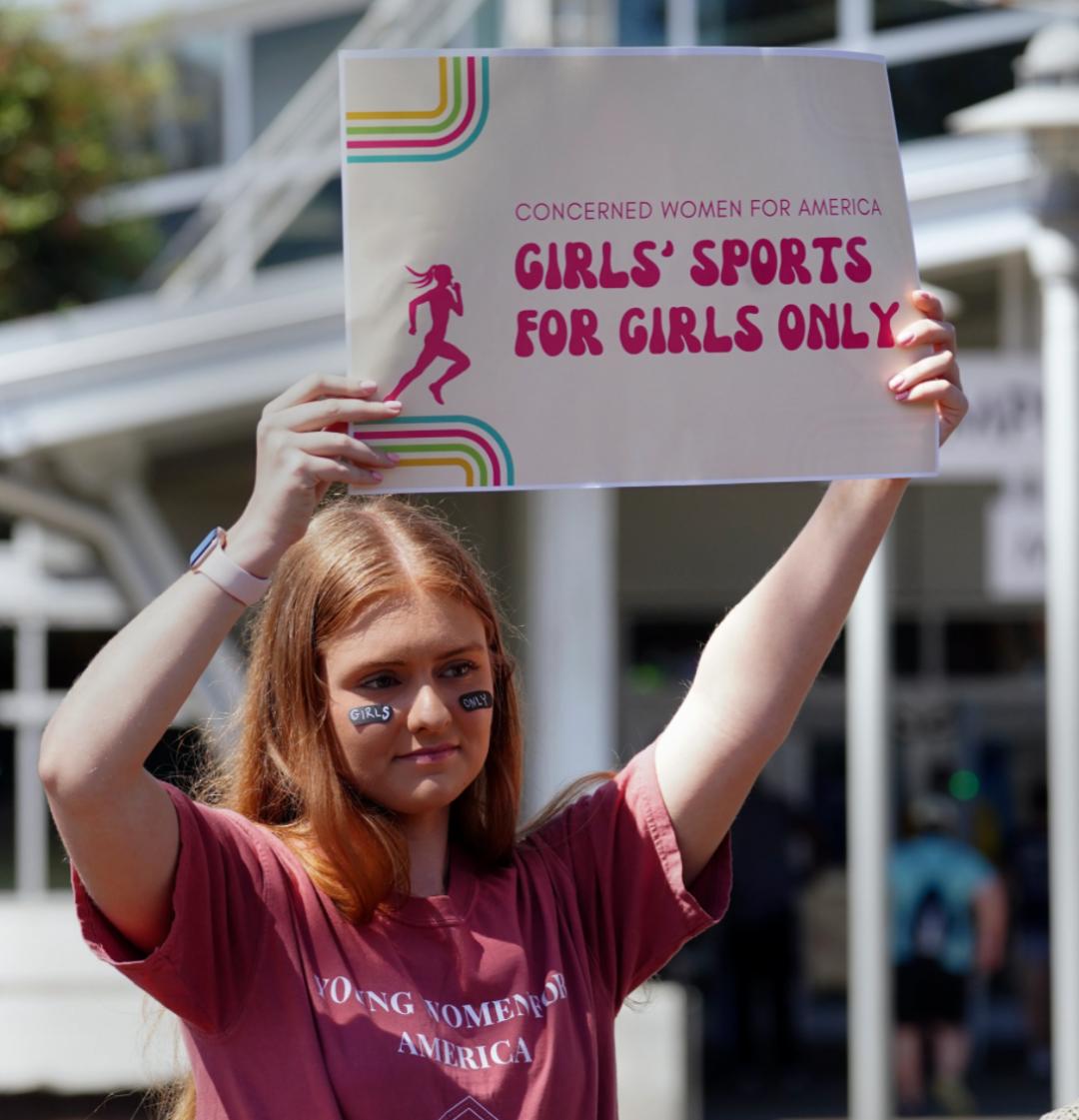 美国跨性别选手*力暴**扣杀，女排球员用脸接球导致脑震荡两周