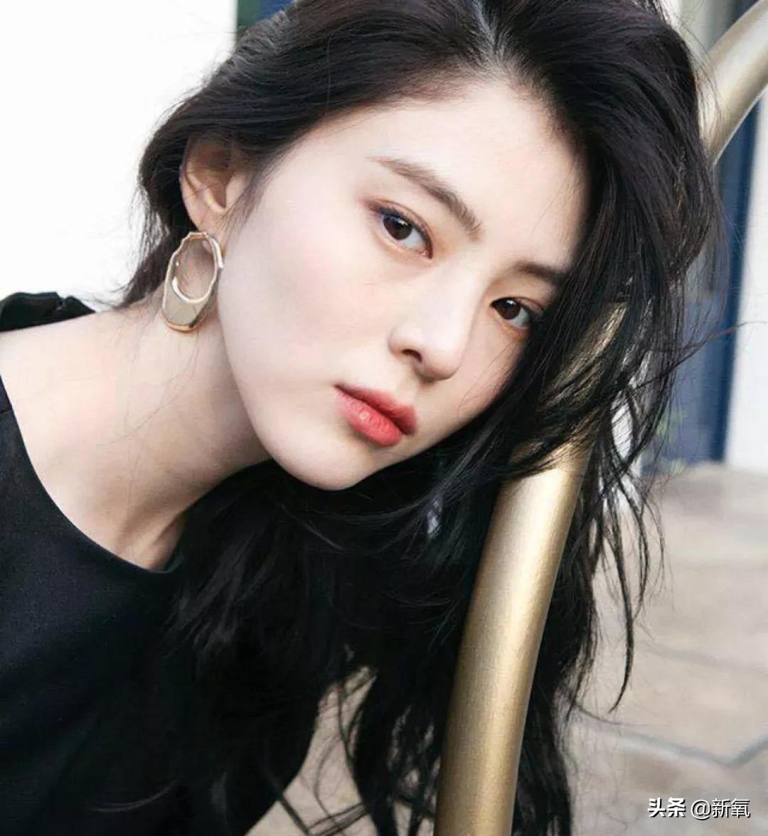 韩素希下颌拐点高,高颧骨韩素希