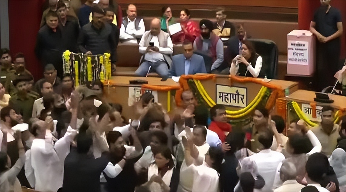 印度议员开会打人,印度议会爆发激烈冲突