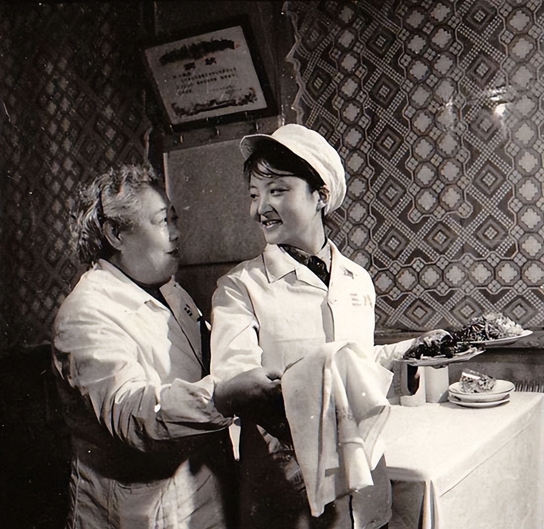 70年代下馆子的人现在是什么水平,70年代下馆子大概多少钱