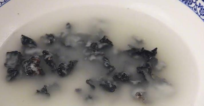 泡木耳只用清水泡等于吃虫卵,木耳不要直接用清水洗等于吃虫卵