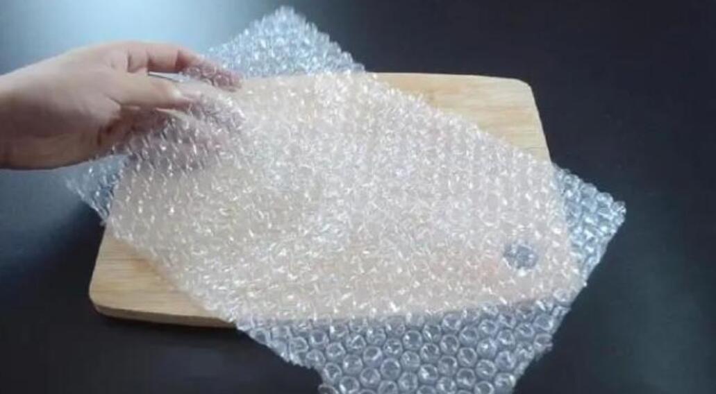 快递里的气泡垫别扔啦有大用处,快递大气泡垫的妙用