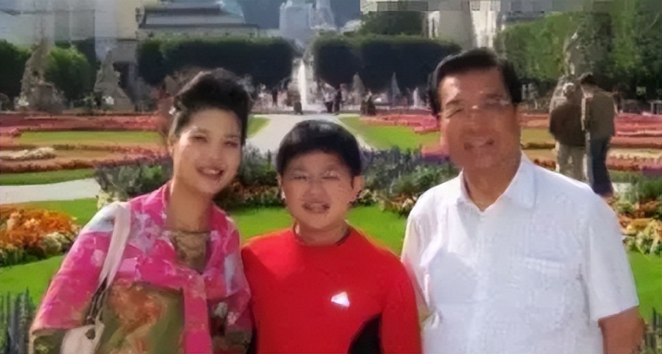 李双江与儿子李贺关系,李贺评价李天一