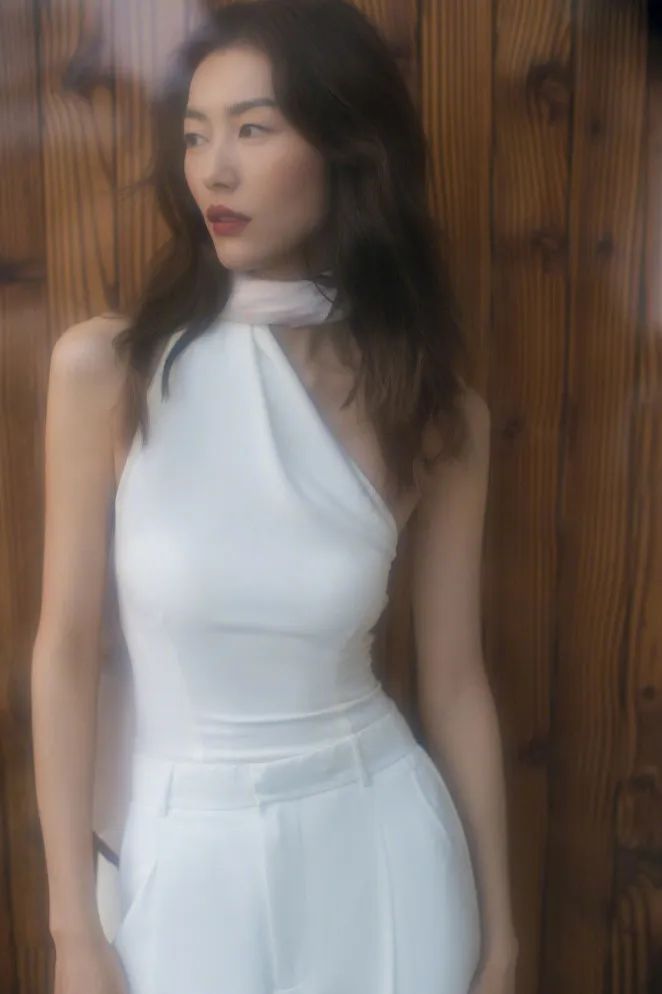 杨紫琼大衣配高筒靴穿搭,杨紫琼穿丝绒大衣图片