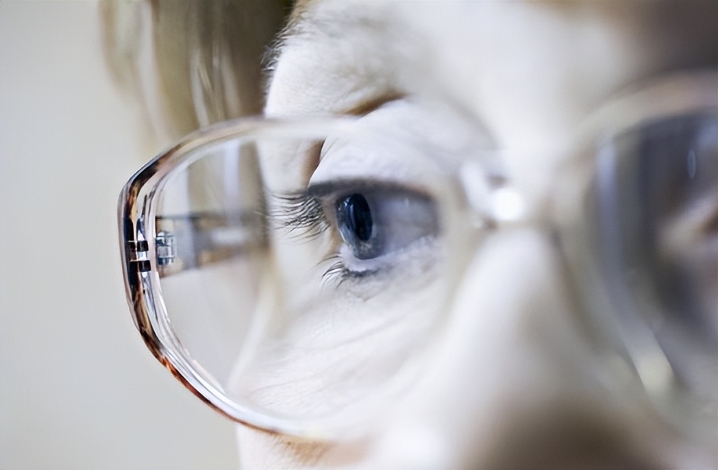 长时间盯手机会使什么破裂,长时间盯手机