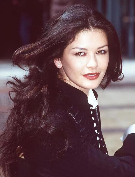 泽塔·琼斯：守了花心老公23年，女儿像父亲，儿子遗传她的高颜值