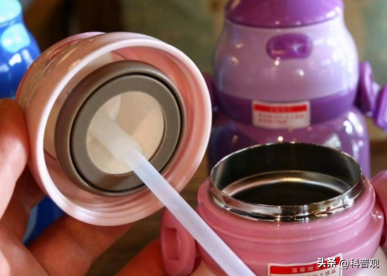 倒进热水变绿水，“夺命保温杯”屡次遭央视曝光，大家应警惕对待