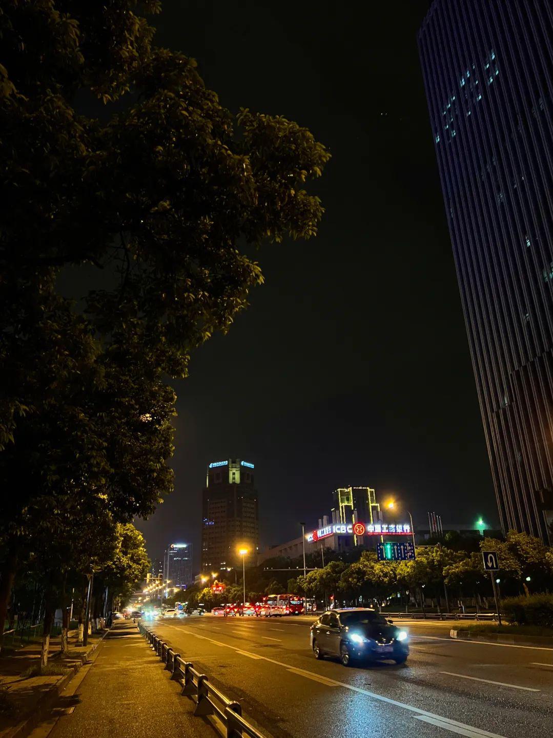 成都人眼中的消费最高的地方,成都在年轻人心目中