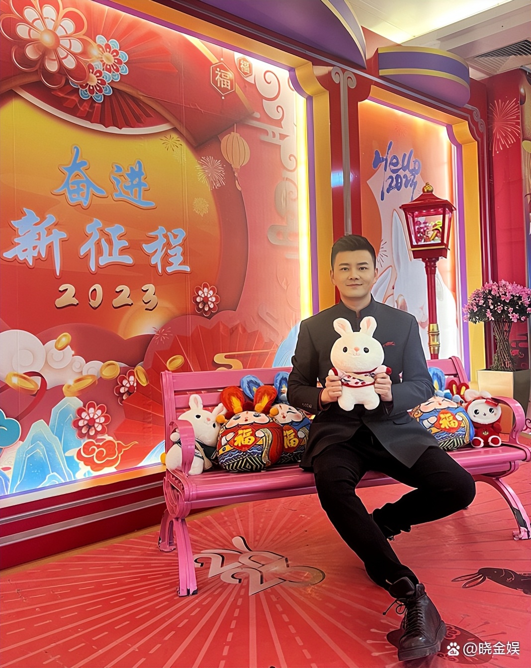 严於信：春节补休到福建，带着自己的哈士奇宠物狗尽享海边慢时光