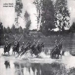 晚清老照片乞丐全身绑满破布取暖,晚清老照片戴枷示众