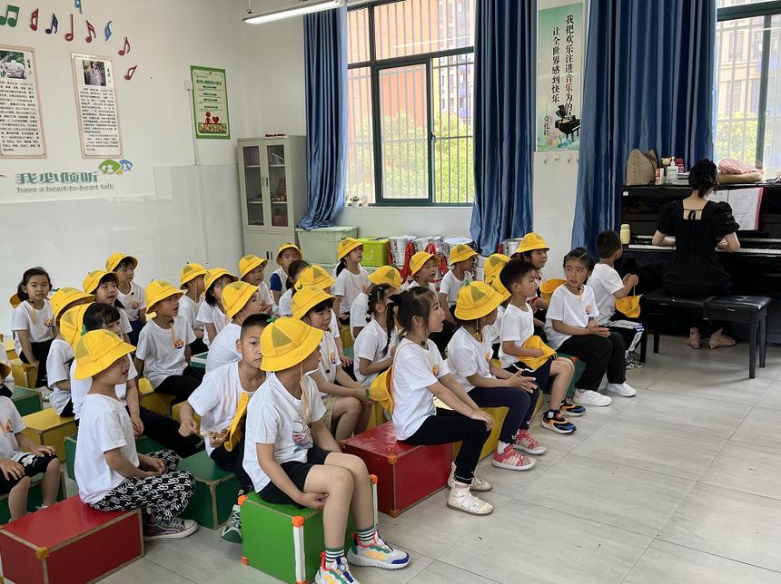 大手拉小手共建美丽庭院儿童画,大手拉小手共绘团圆梦