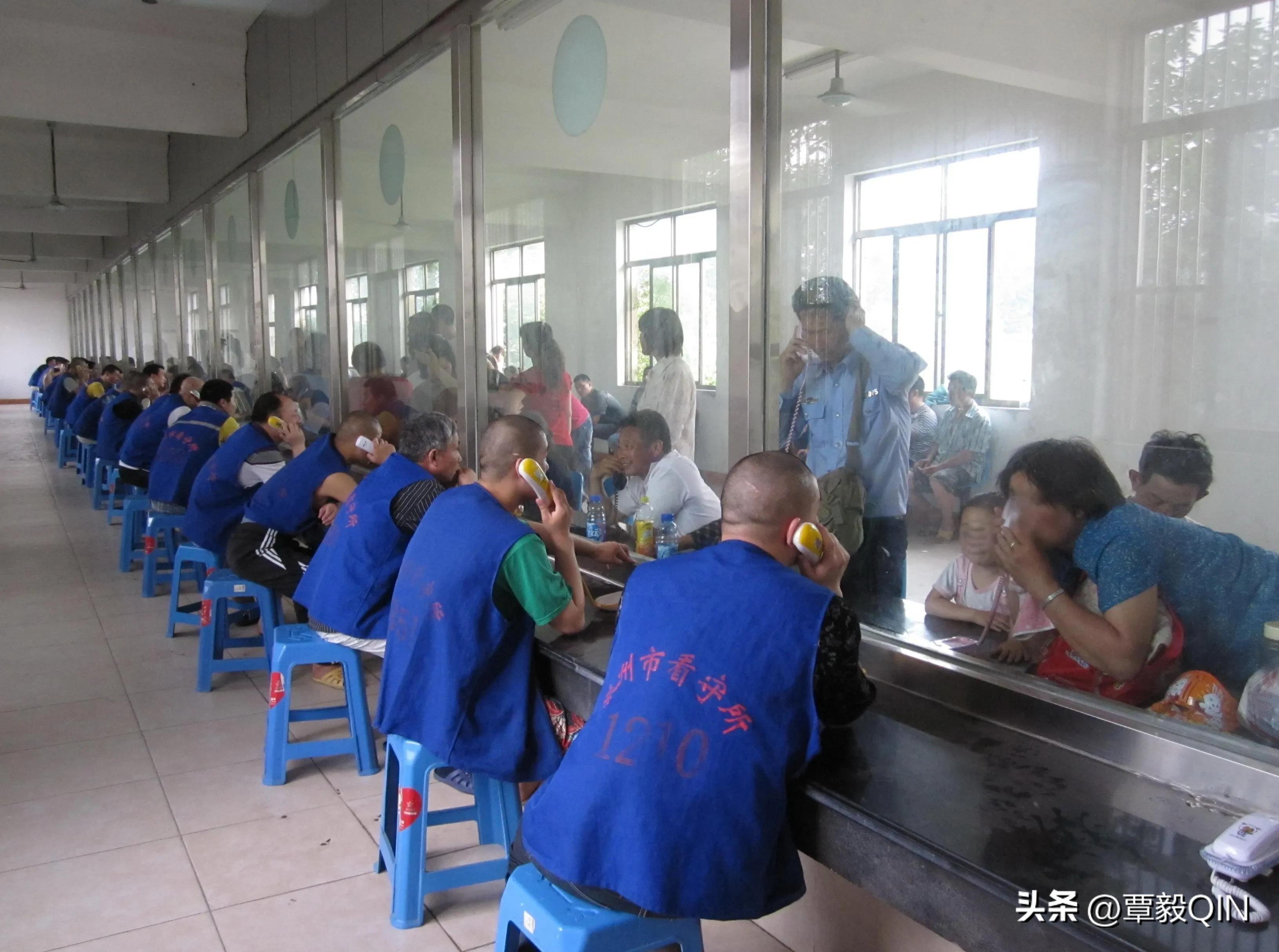 看守所里的犯人需要整天戴手铐吗,看守所里的犯人要家属付生活费吗