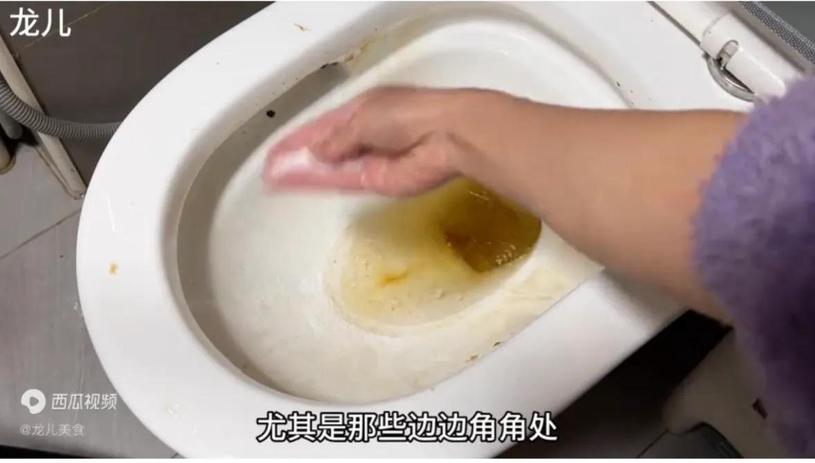 马桶脏有黄渍厚厚一层怎样解决,马桶里面黄渍怎么去除