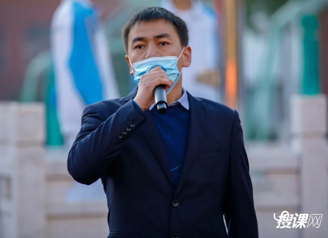 千名学生传递巨幅国旗,开学典礼百人传旗