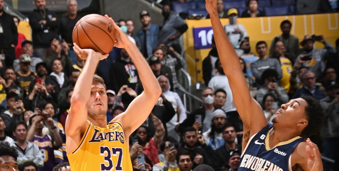 湖人vs鹈鹕莱恩简介,莱恩绝平三分球迷退场