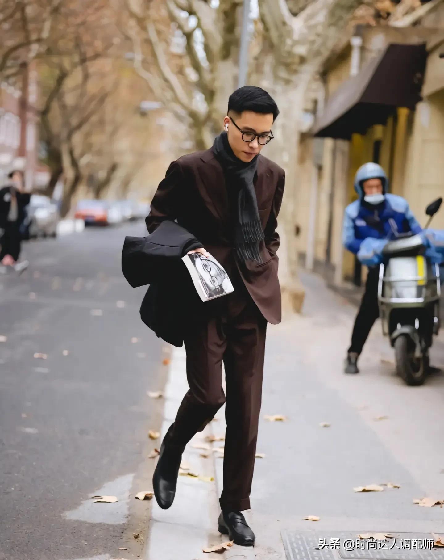 男士黑裤子搭配啥鞋子好看,男生穿黑色鞋搭配什么裤子好看