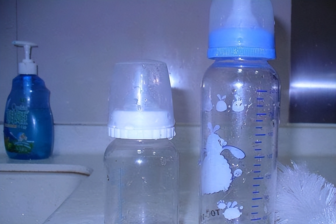 开水烫奶瓶对孩子有什么危害,有一种糊涂