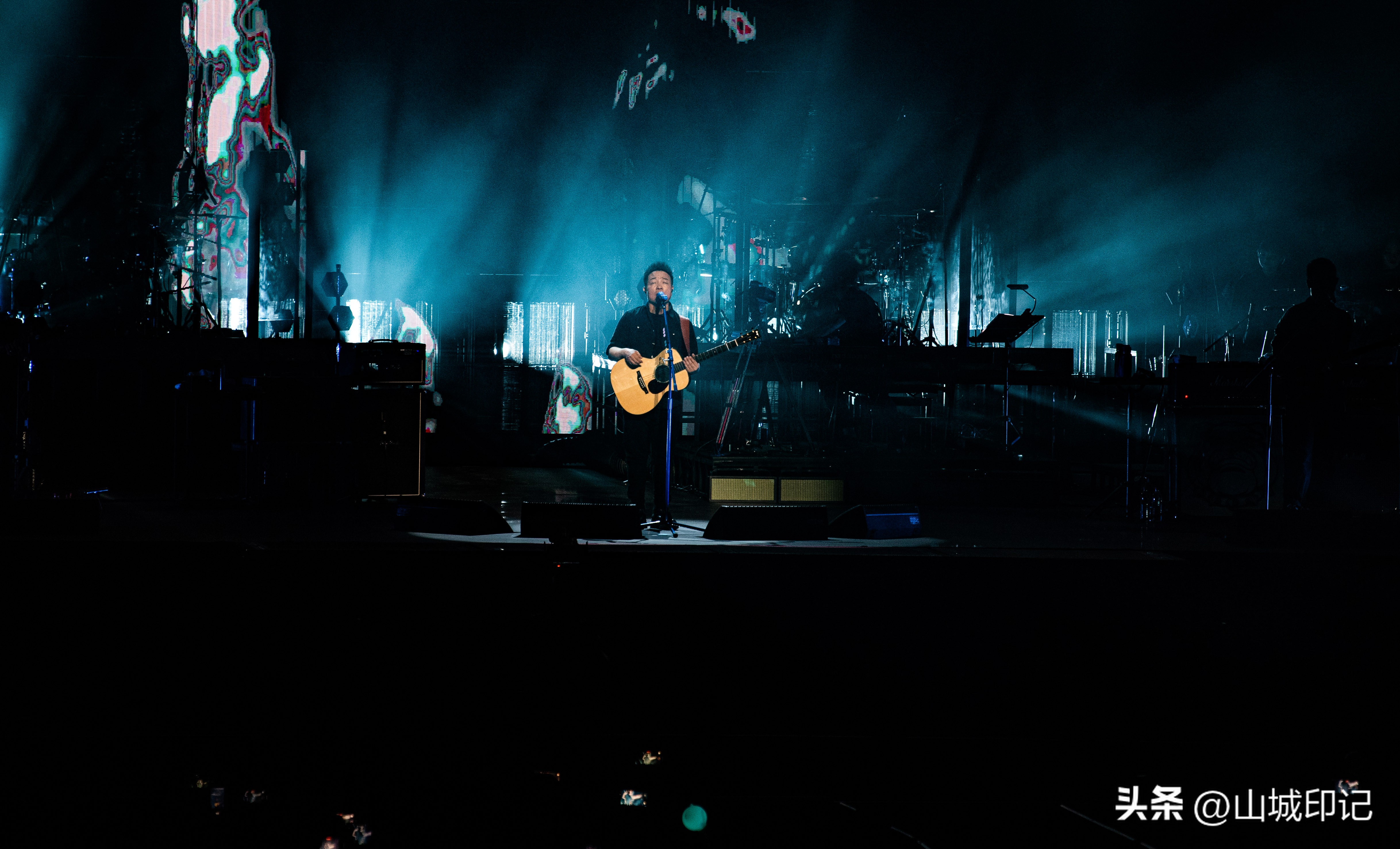 许巍无尽光芒演唱会重庆站故乡,归来依旧少年完整视频