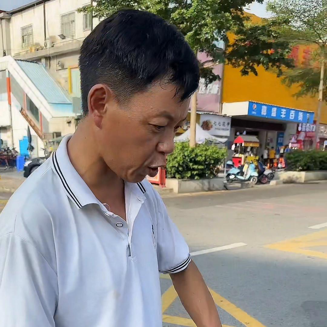 看着不起眼却很赚钱的小生意,街边小摊贴膜