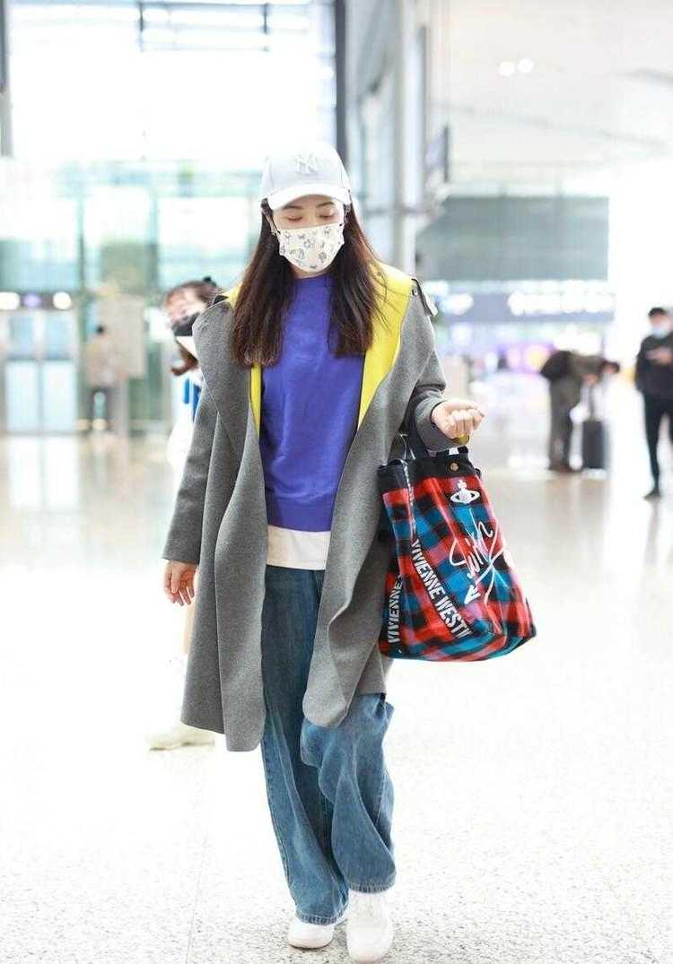 蓝色呢子大衣搭配曾黎,曾黎穿的毛衣