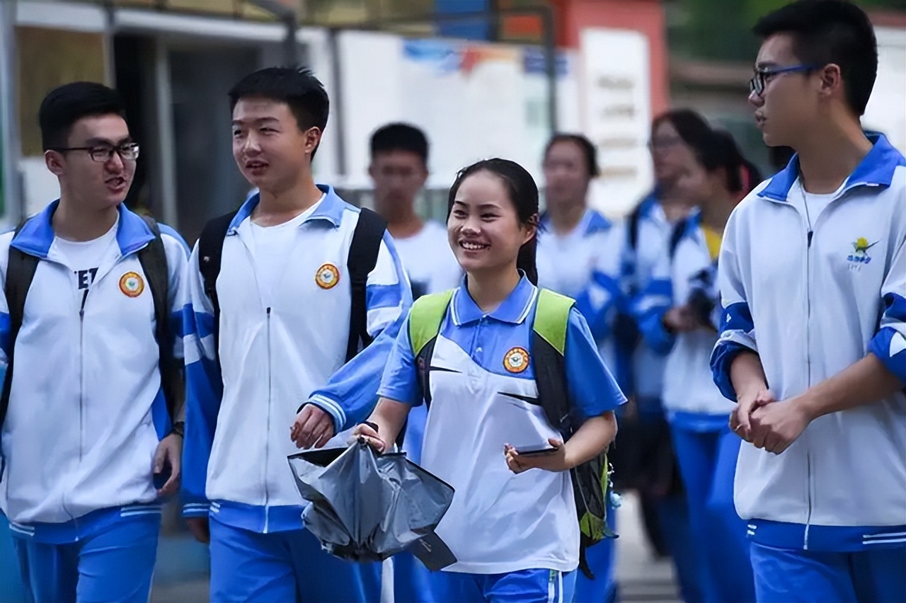 校服费用要860块钱？说是自愿购买，家长直言：跟我玩文字游戏