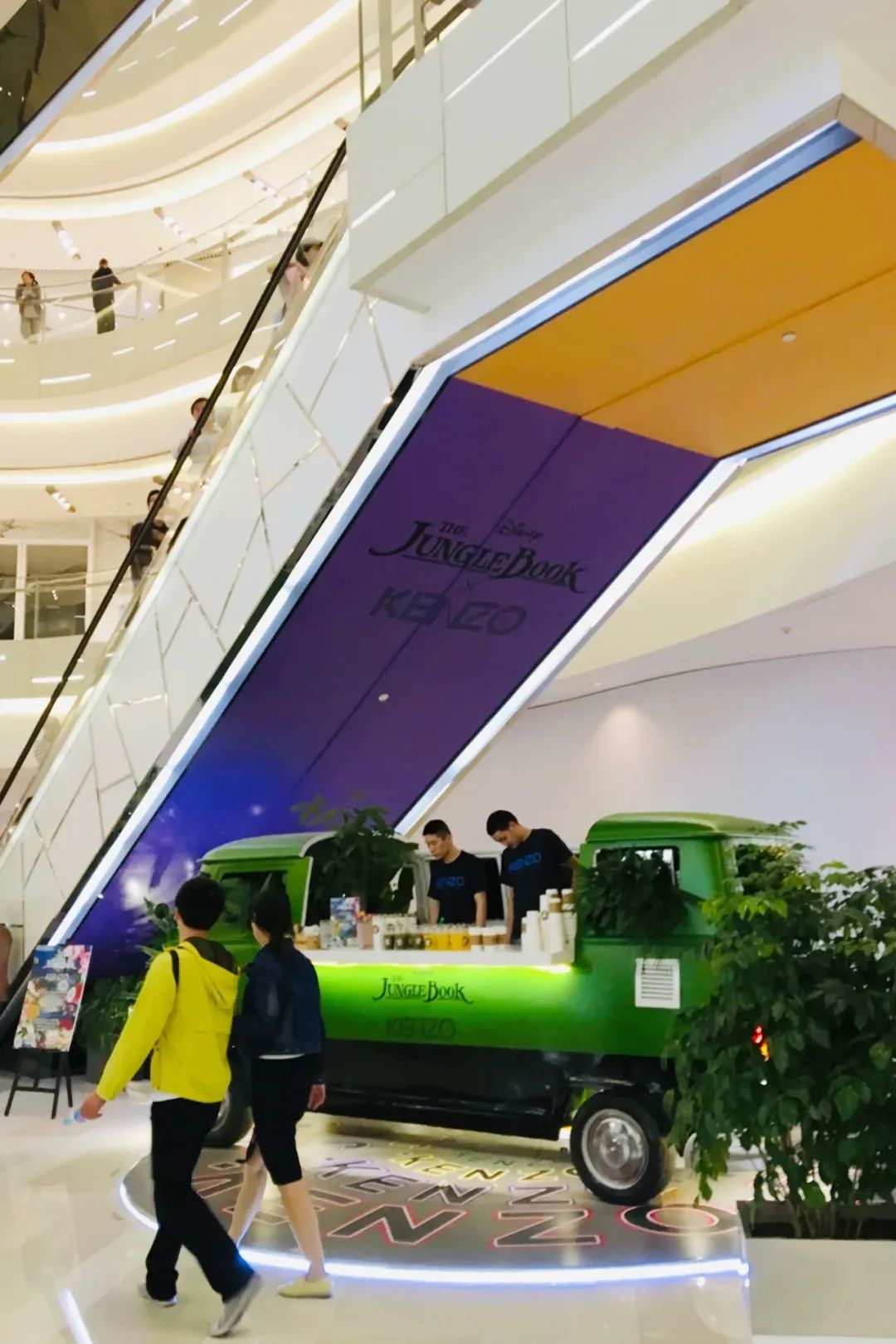 购物中心电梯两边手扶梯陈列 (购物中心顶楼业态规划)