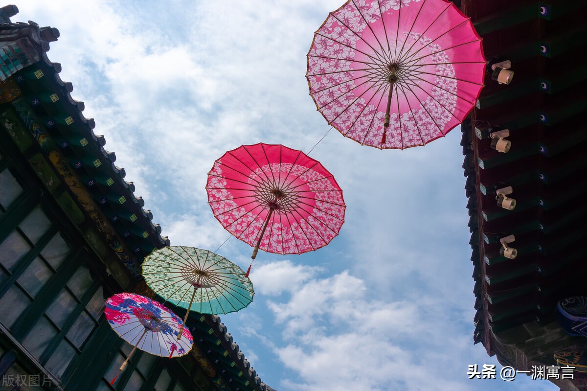 一个地主家的傻儿子“周公子”火了,原来穷得只剩下了钱也是真的