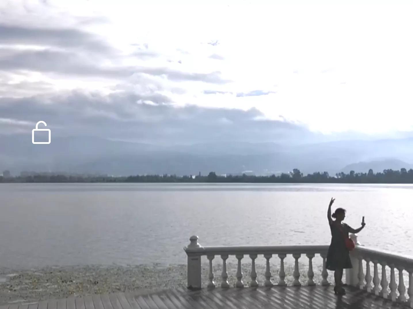 退休老两口在四川西昌旅游，被邛海惊艳