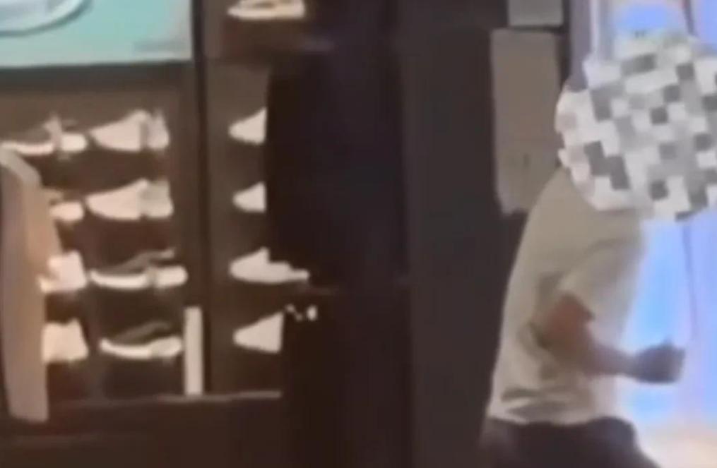 男子商场亲吻模特,男子亲吻店员