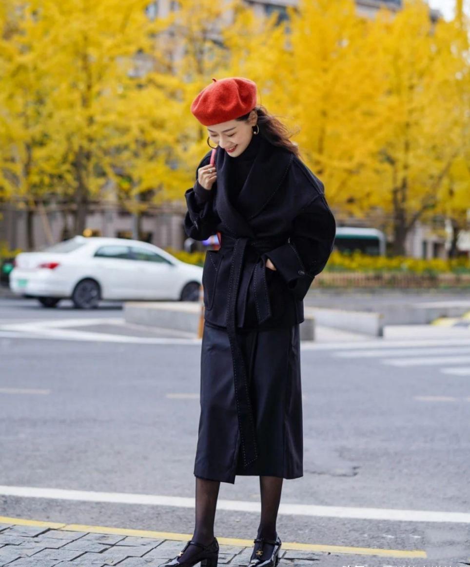 这才是黑丝的正确打开方式，既不俗气又不显土，普通女孩值得借鉴