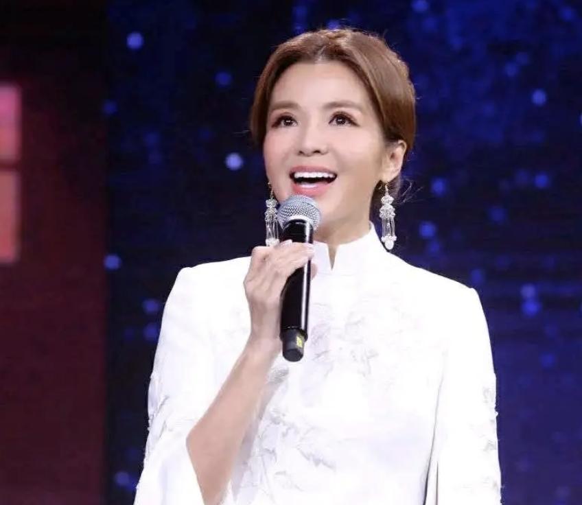 任鲁豫受伤主持节目视频,任鲁豫摔倒后复出