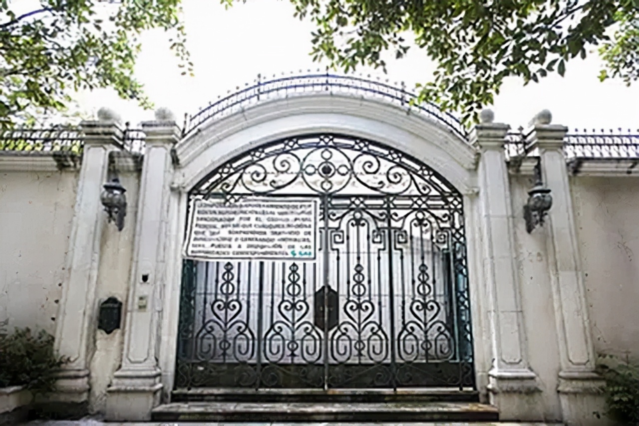 上海小伙成墨西哥毒枭，却未向中国贩毒，密室中成捆美钞垒成高台