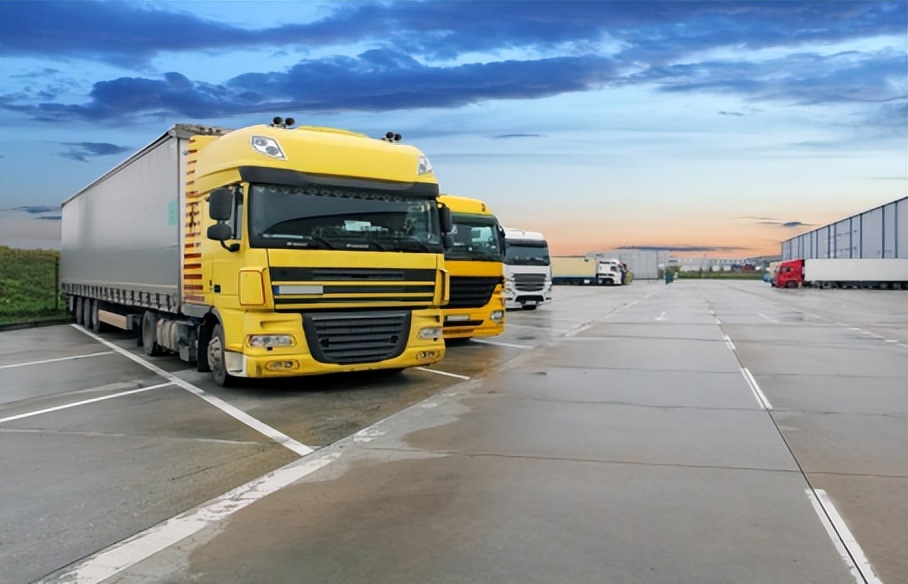 男子收到快递,男子收到一份快递打开后没有在意