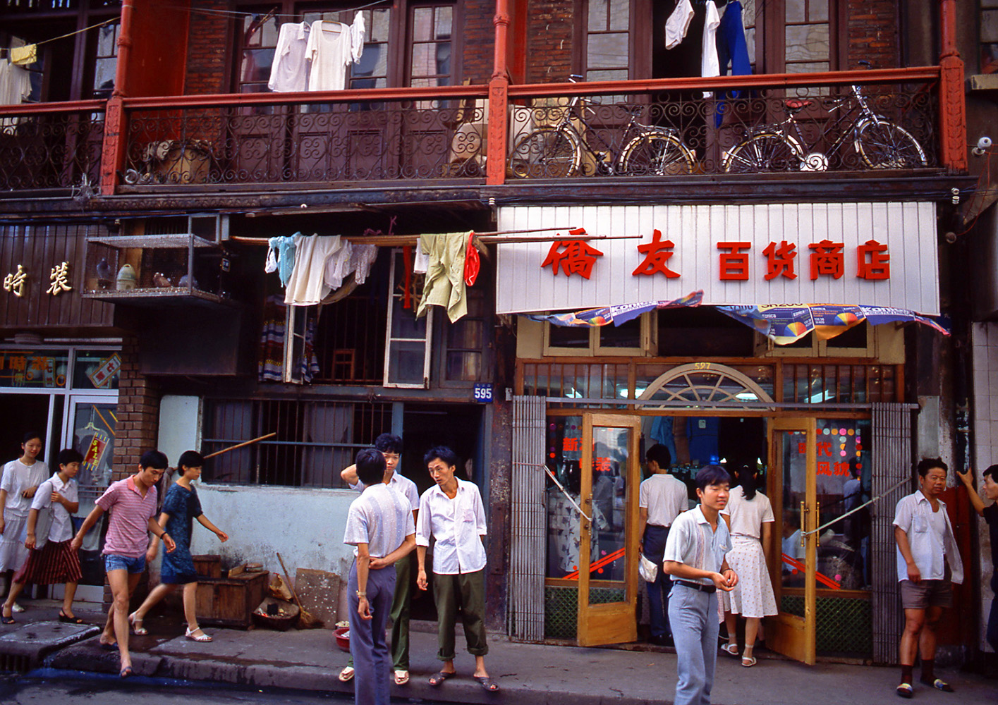 八十年代的上海老照片,踩在东海沿岸闪耀着无与伦比的繁荣骄傲