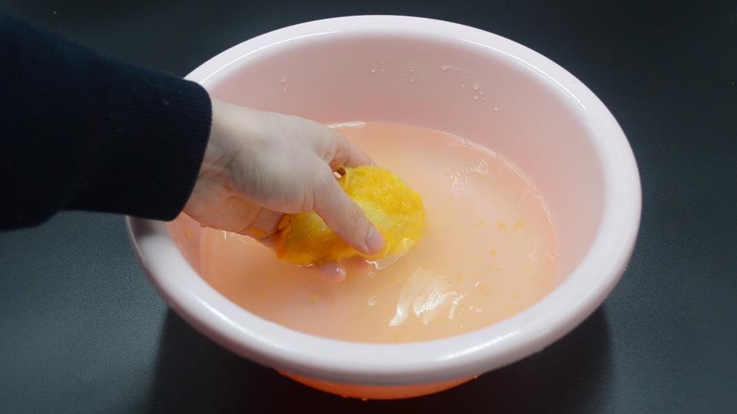 芒果怎样剥皮最方便且不脏手,芒果怎么吃不脏手又好剥皮的方法