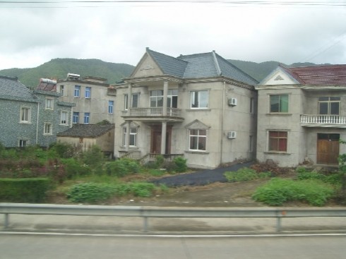 农民进城买房后家里宅基地怎么办,全家进城落户收回土地吗