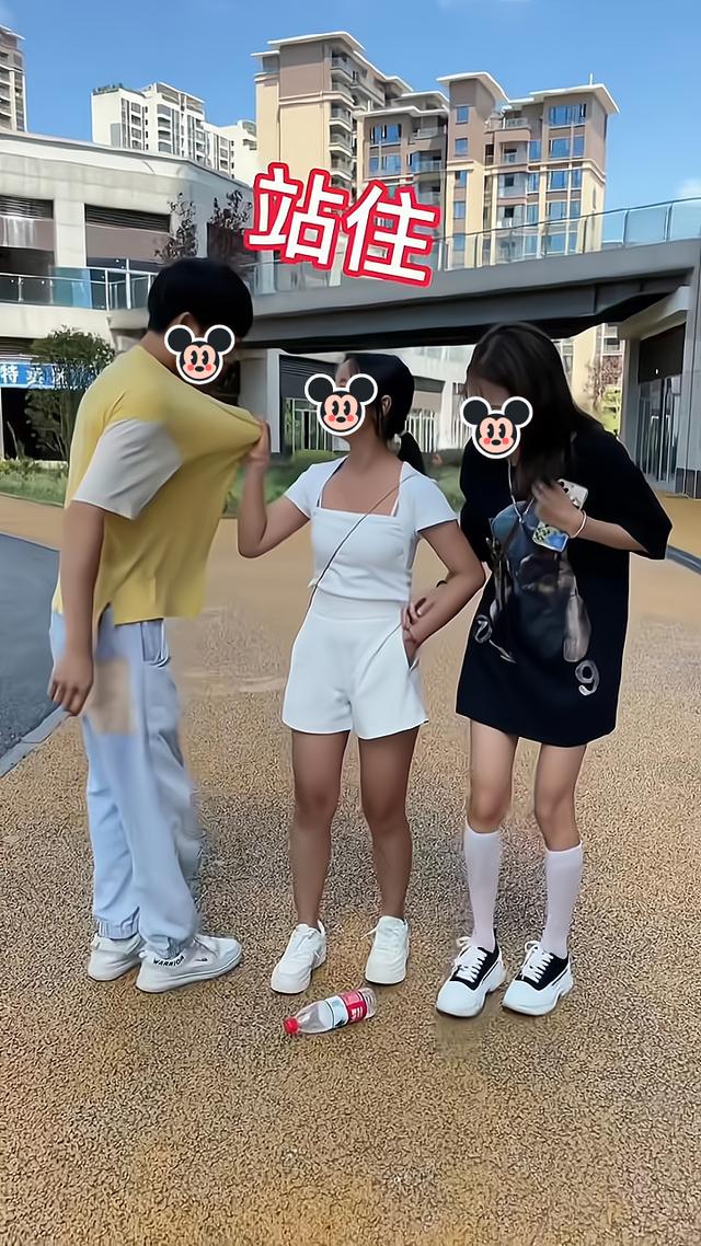 男子乱扔饮料瓶,男子乱扔饮料瓶女子捡起发现意外