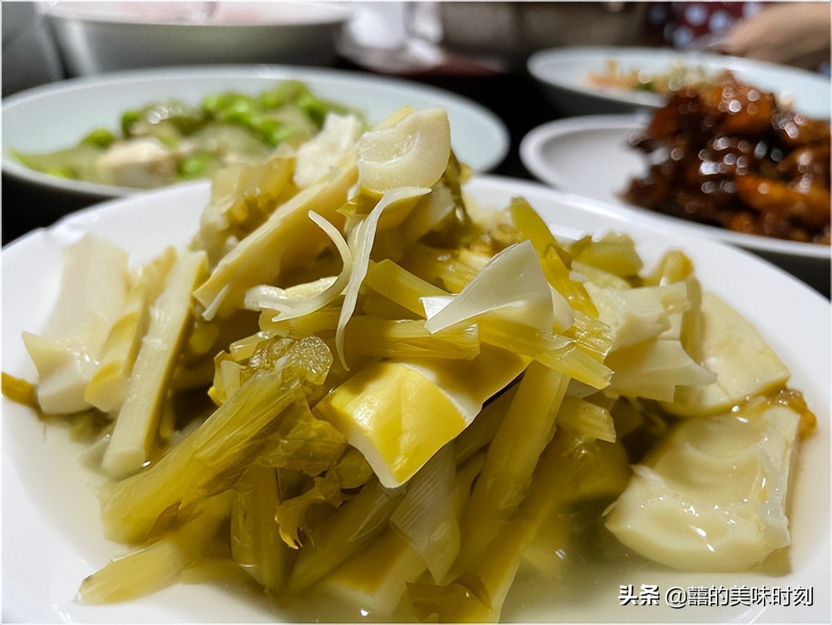 浙江大哥请客吃饭，点了12个菜却被朋友吐槽不已，网友：不识货