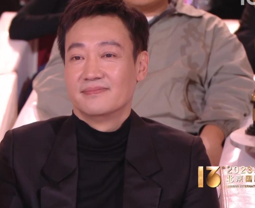 张颂文泪目北影节,北影节开幕式红毯张颂文害羞笑