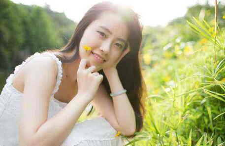 怎么和女生聊天逗她笑,妹子不开心了怎么逗她笑