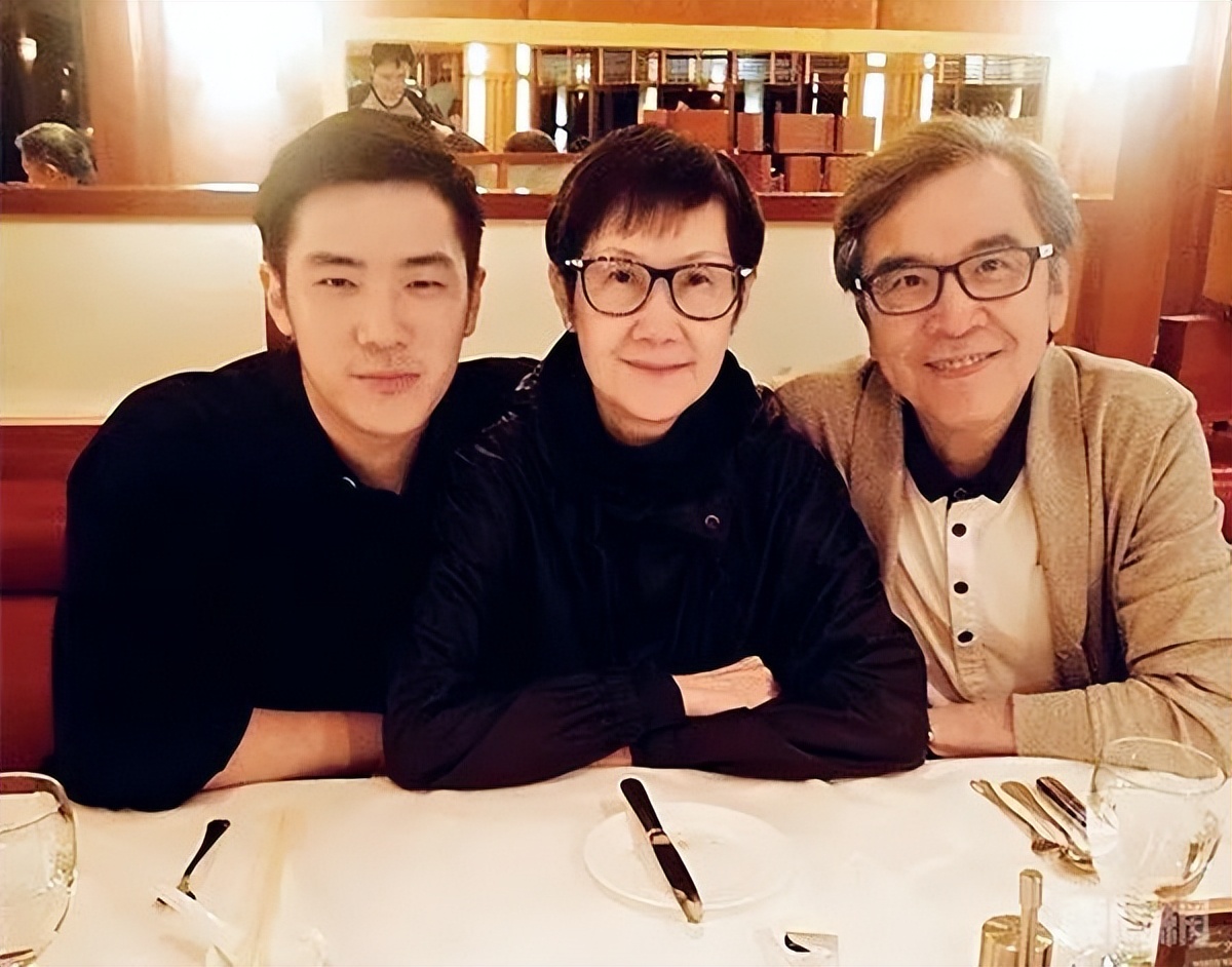 癌症也不能让他们分开，宠妻48年的姜大卫献吻为妻庆生