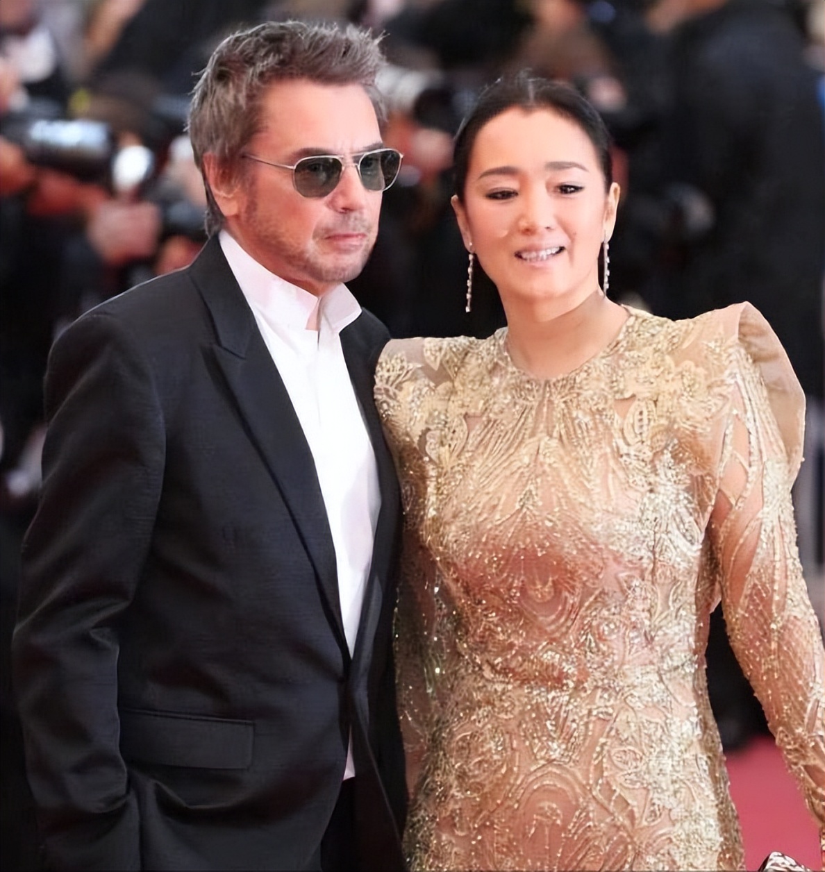 巩俐甘心嫁给70岁法国老头，成为他的第四任妻子，她为何这样选择