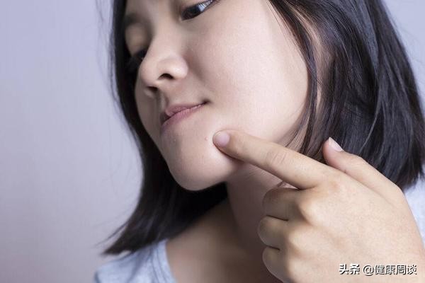 毛囊炎与青春痘如何区分,头上很多红色的痘痘毛囊炎