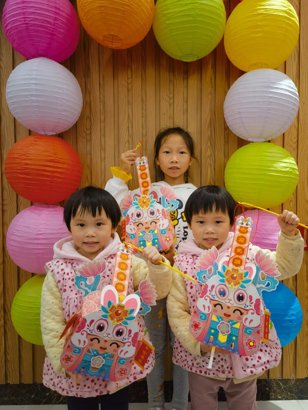 妇女姐妹秀巧手自制花灯闹元宵,闹元宵手工作品龙年