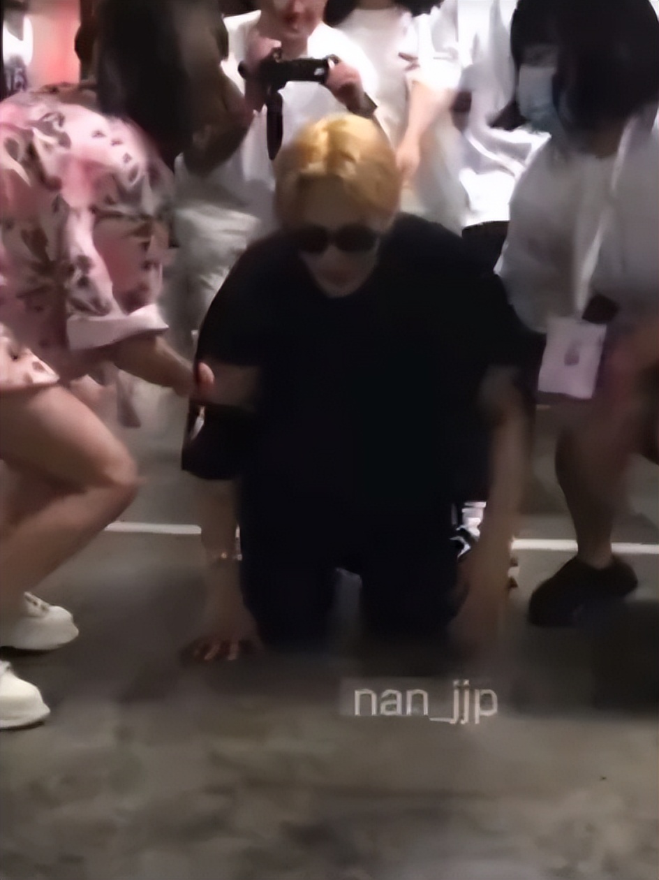 王嘉尔和高个子粉丝合影,王嘉尔为什么和那么多粉丝合影