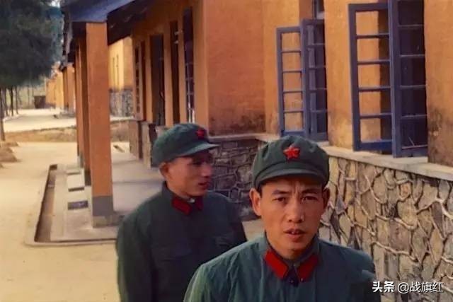 学生连换了新连长，一天3包烟，司务长证实：连长买烟，半箱起步