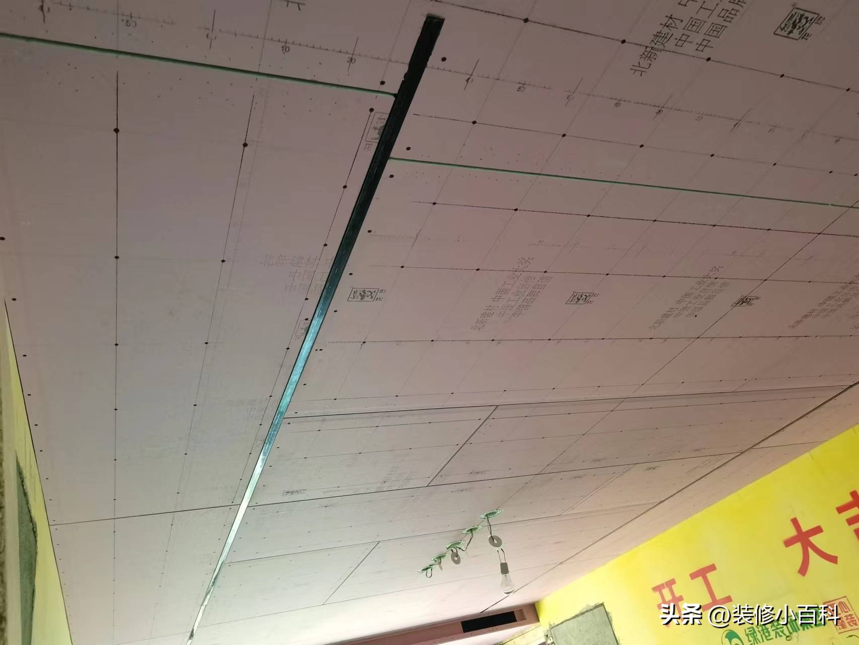 吊顶裂开细缝怎么处理,吊顶刷白裂开怎么回事