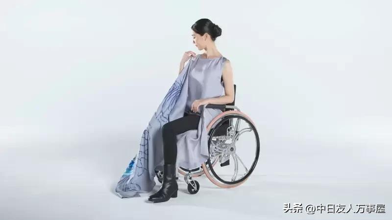 靴子口袋设计轮椅上可以轻松拿手机，来自日本设计师平林景的创意