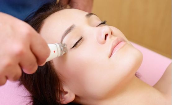 夏季晒太阳皮肤起红疹怎么办,夏季太阳晒脸上长痘怎么办